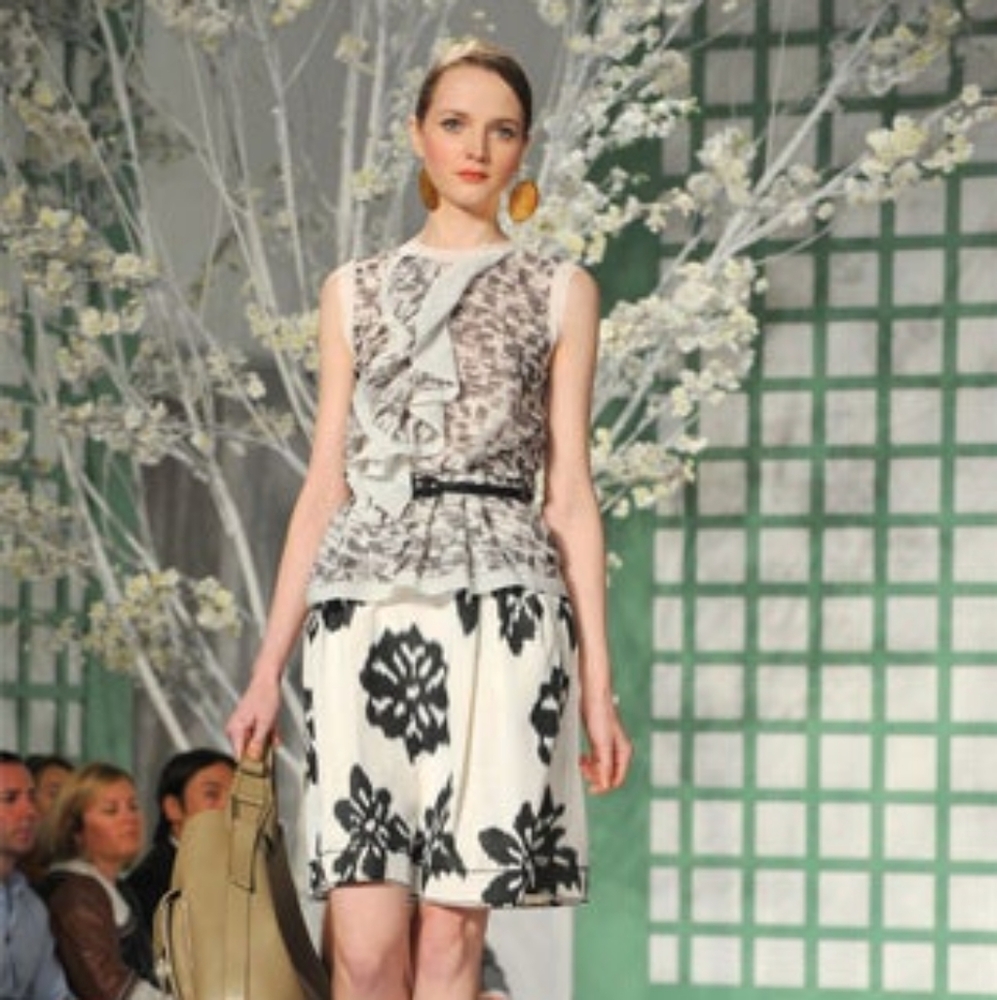 $3,000 OSCAR DE LA RENTA IVORY BLACK SILK RUNWAY SKIRT US 8